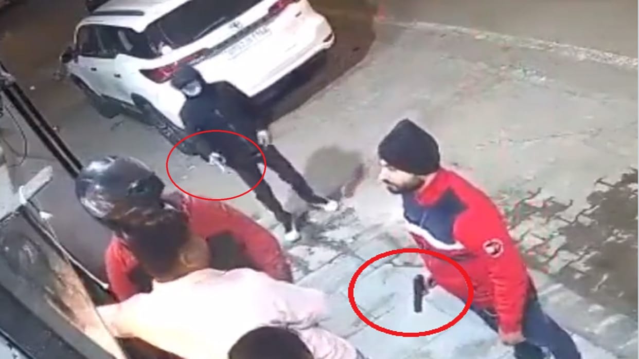 fortuner car loot by bike riders in delhi cantt