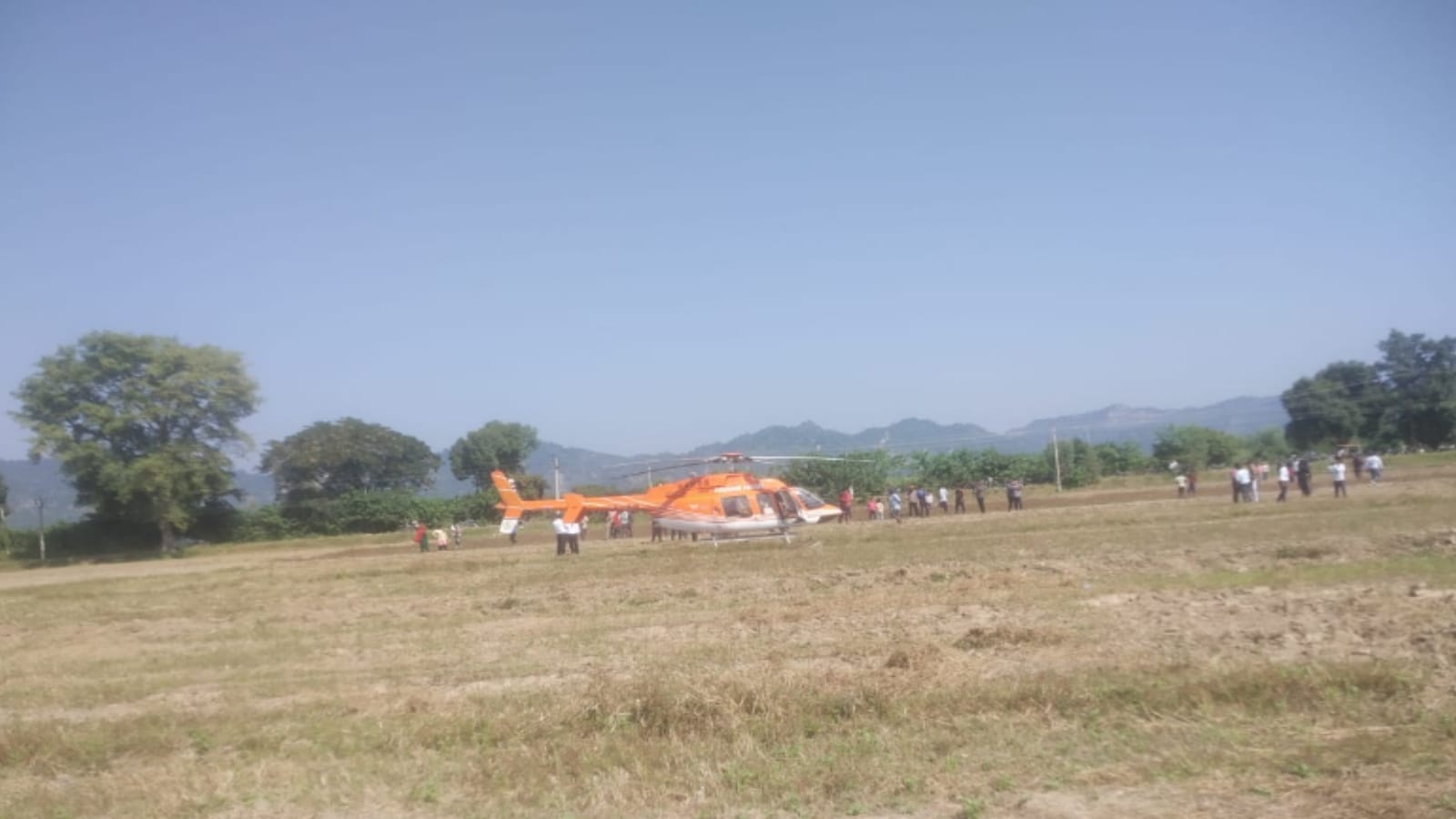 UP: Emergency landing of helicopter in Afzalgarh of Bijnor and see images