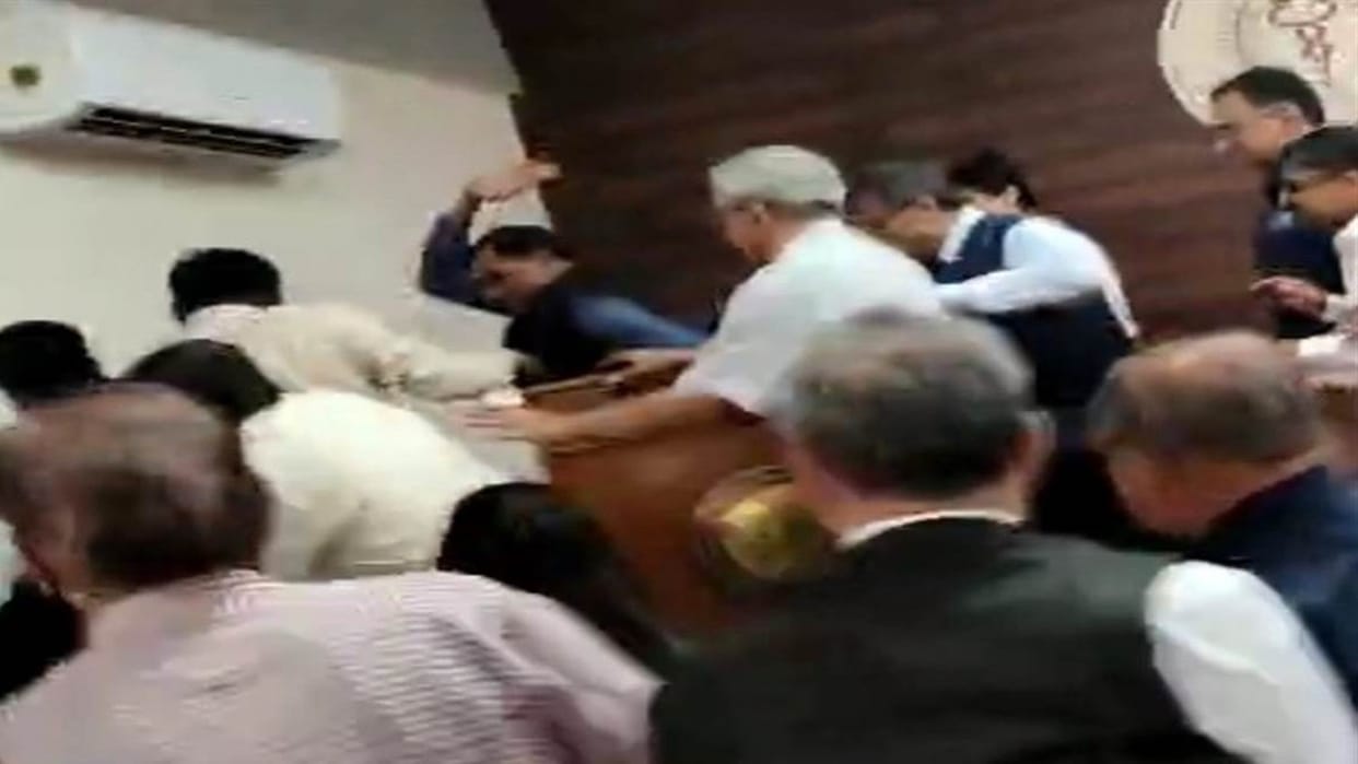 In the meeting of Indian Medical Association in Jabalpur doctors clashed kicked and kicked fiercely beaten up