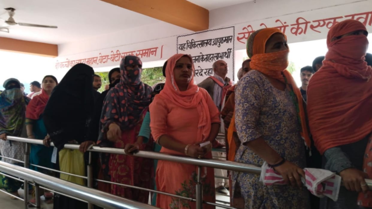 Baghpat: Crowd of patients in district hospital, long queue at registration window, waiting for hours