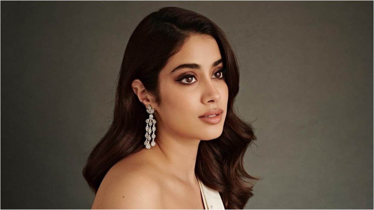 janhvi kapoor go hot in strapless blouse for mili promotion