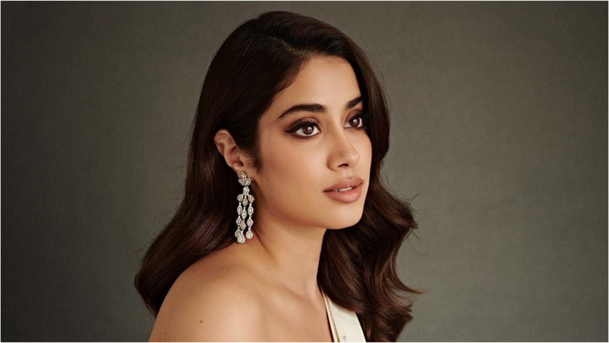 janhvi kapoor go hot in strapless blouse for mili promotion
