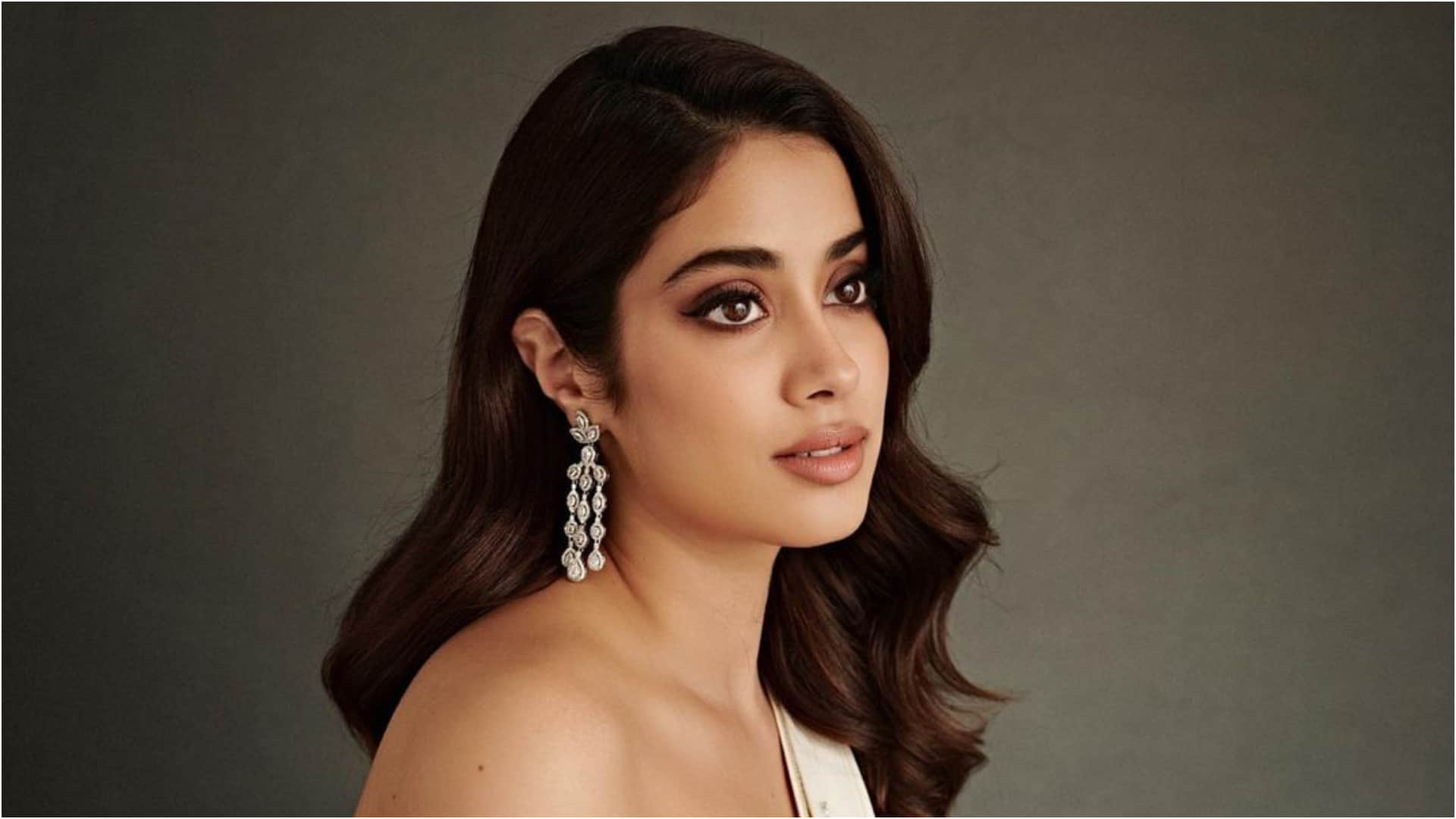 janhvi kapoor impresses with airport look in all black attire wearing cap