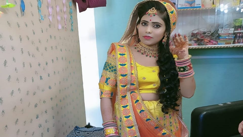 Married womans body found hanging in Jhansi
