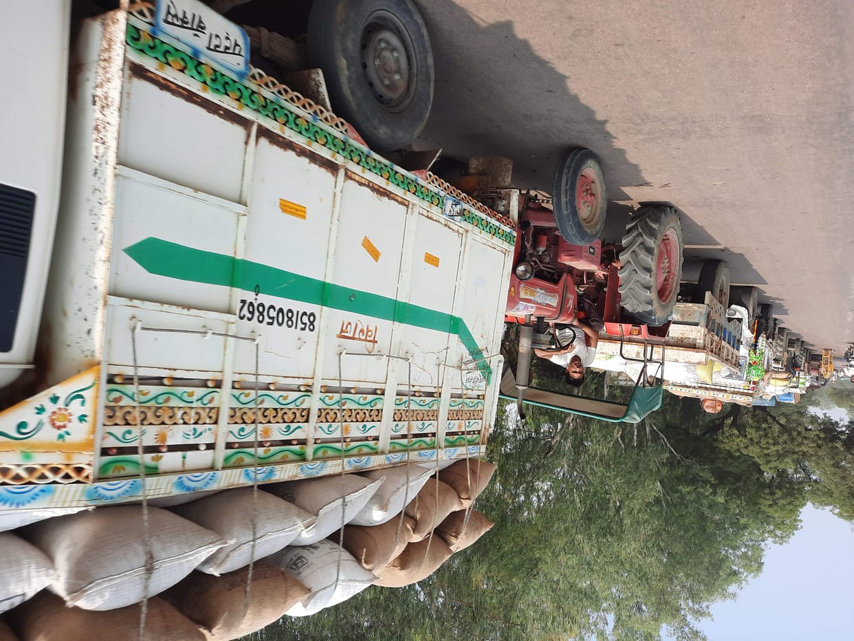 All day long jam in Galla Mandi, farmers are getting upset