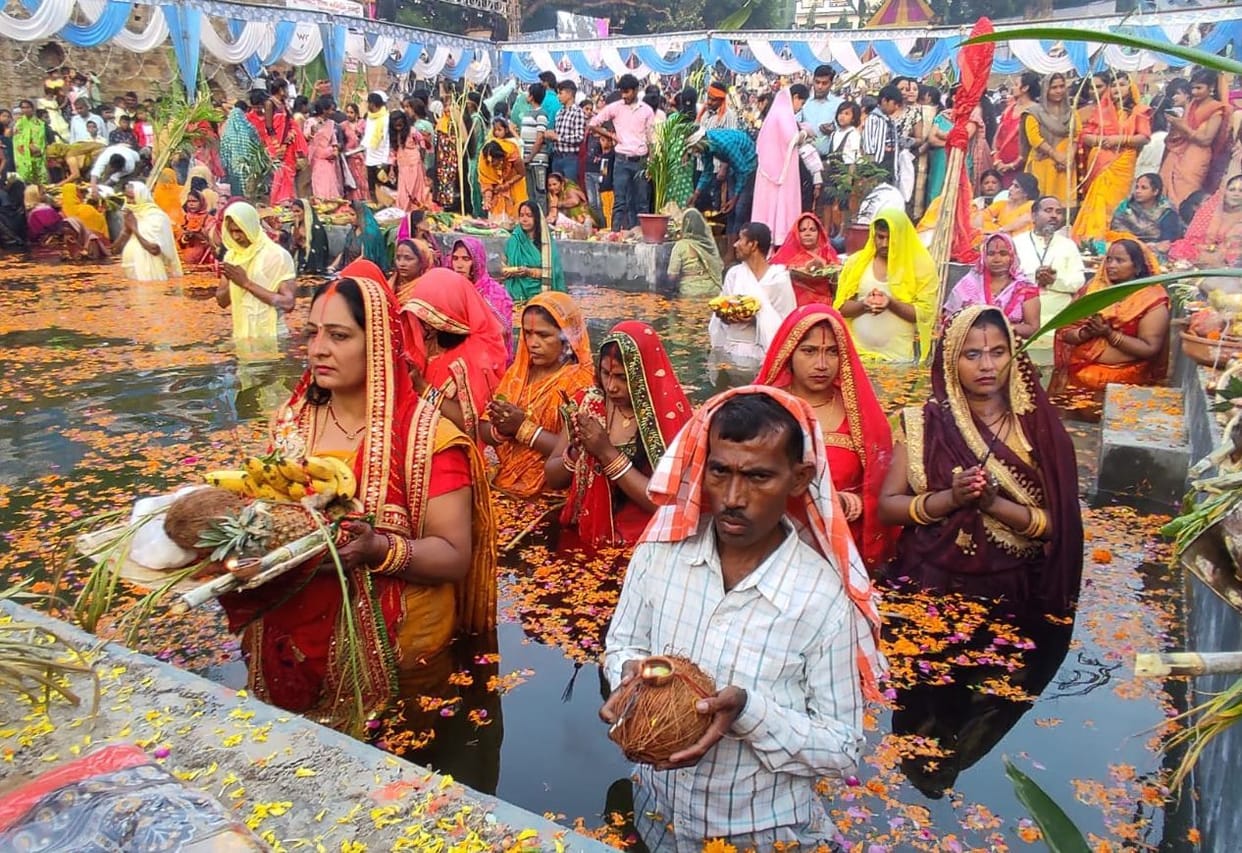 Arghya offered to the setting sun by worshiping the sixth Maya, sought blessings
