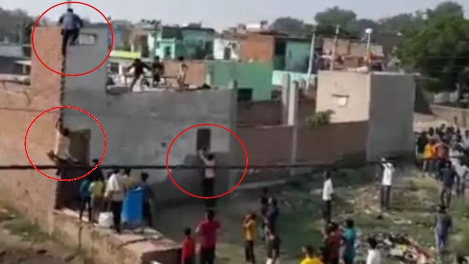 man entered the house by climbing the wall and kidnapped minor girl in Agra