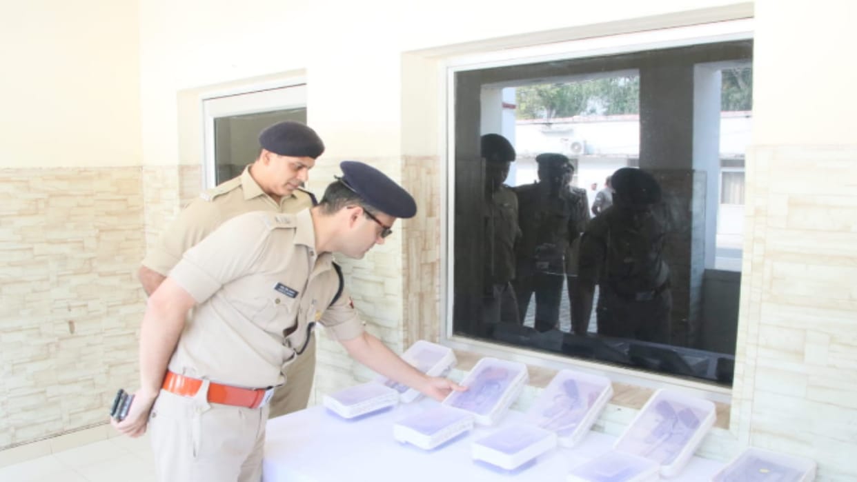 Meerut: Gun factory caught in Lisadi Gate, large quantity of firearms and pistols recovered, six arrested