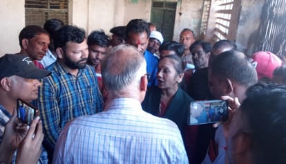 Troubled farmers blocked Damoh-Sagar highway due to non-availability of fertilizers