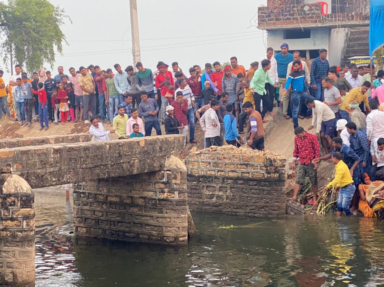 dilapidated bridge collapsed during Chhath Puja in chandauli more than 15 people fell in canal