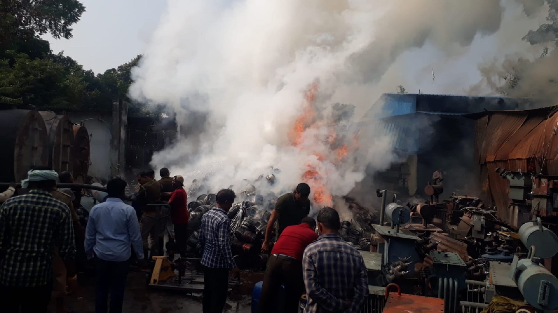 Fierce fire broke out in transformer's workshop flames are rising