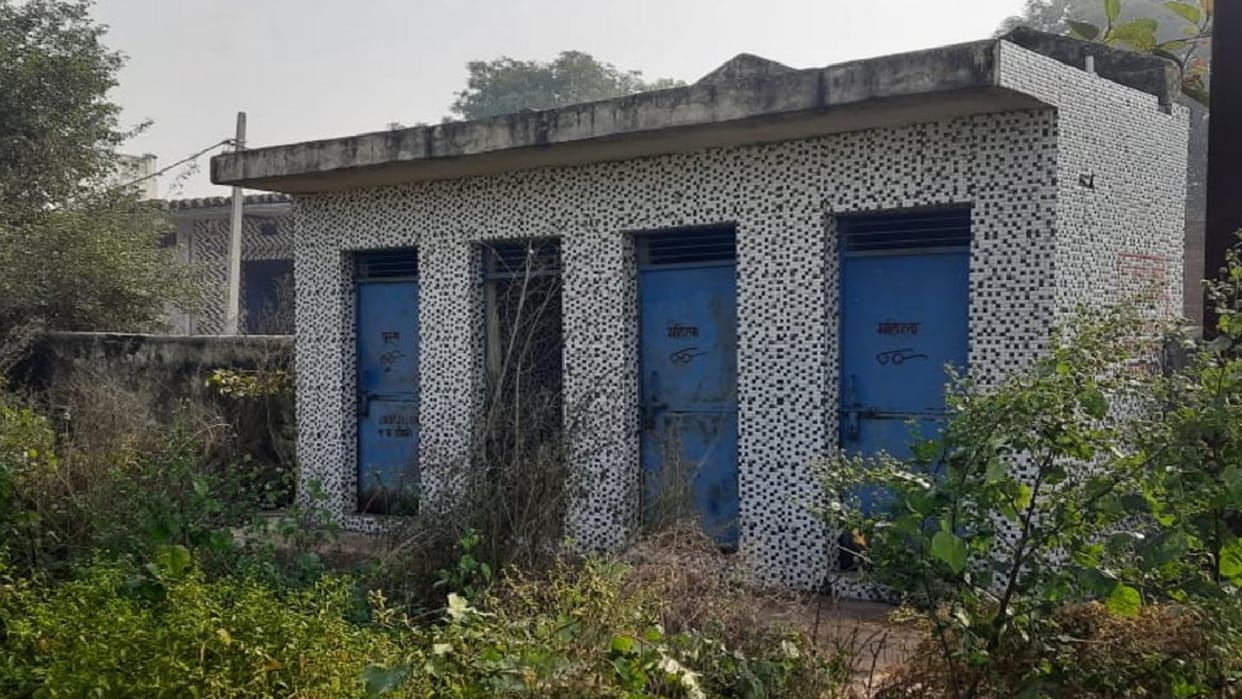 Baghpat: Sulabh toilets made of 25 lakhs are in bad shape in three years, no water or sanitation system