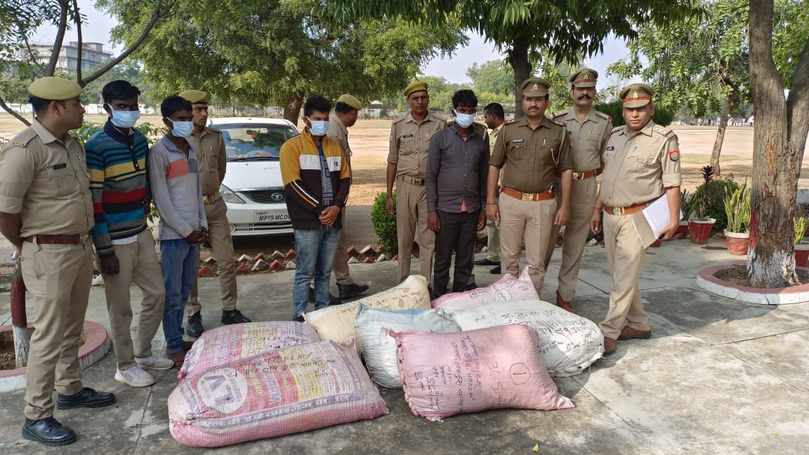 243 kg of ganja were being taken to Madhya Pradesh by car five smugglers including women arrested