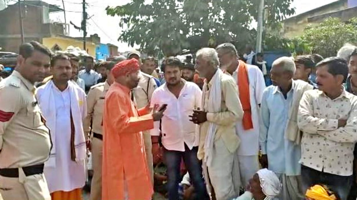 Troubled farmers blocked Damoh-Sagar highway due to non-availability of fertilizers
