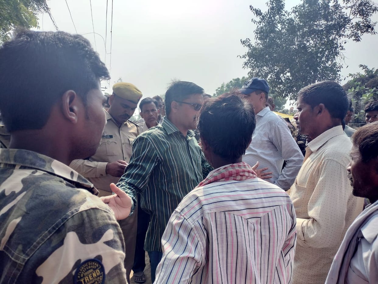 Villagers beat up four soldiers who went to catch illegal liquor
