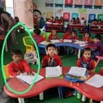 स्कूल पहुंचा खजांची (हरे घेरे में)
