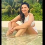 व्हाइट बिकिनी पहने परिणीति ने बिखेरा हुस्न का जलवा