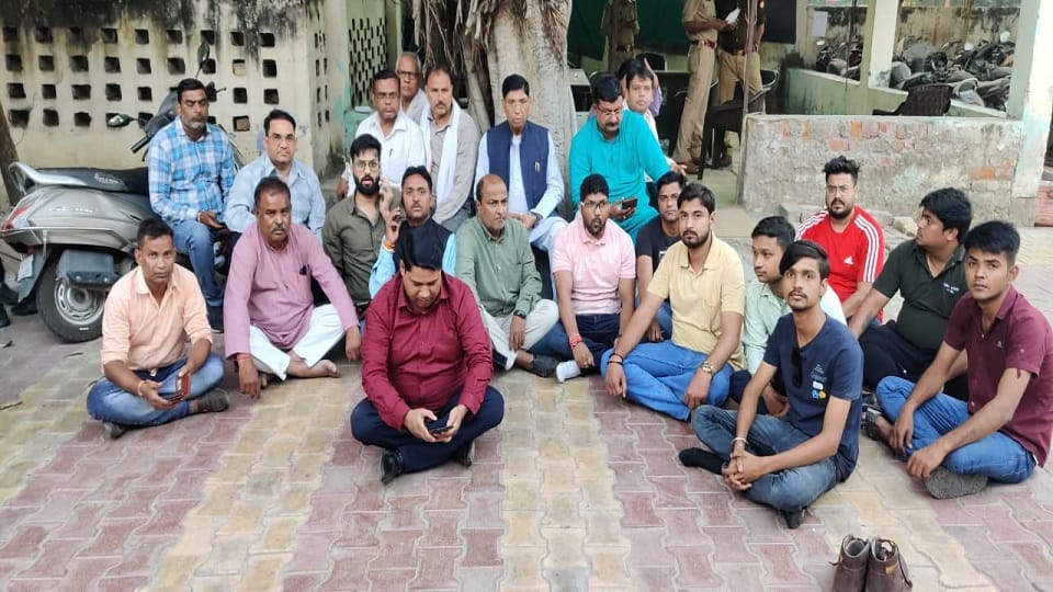Former Minister GS Dharmesh Strike At Sadar Police Station Against BJP Government in Agra News in Hindi