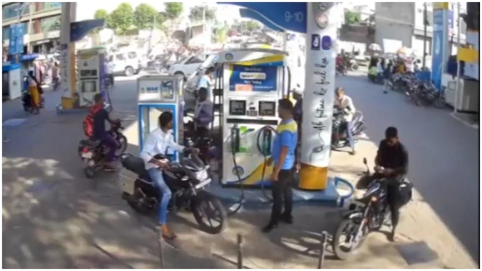 Four lakh stolen from bike trunk in Ajmer incident captured in CCTV