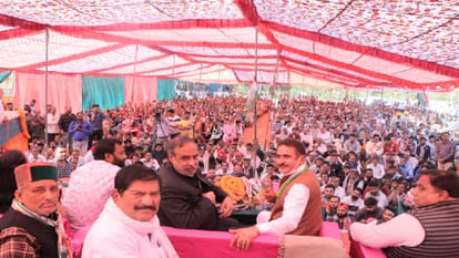 वरिष्ठ कांग्रेस नेता आनंद शर्मा ने बद्दी में जनसभा की।
