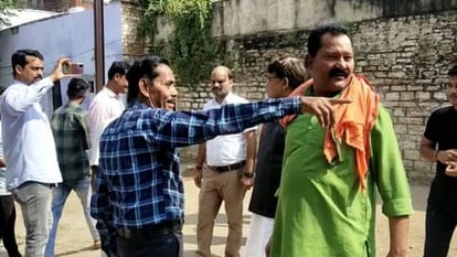 Minister Pradyuman Singh Tomar got officials to write Panchnama on non-construction of roads in Gwalior