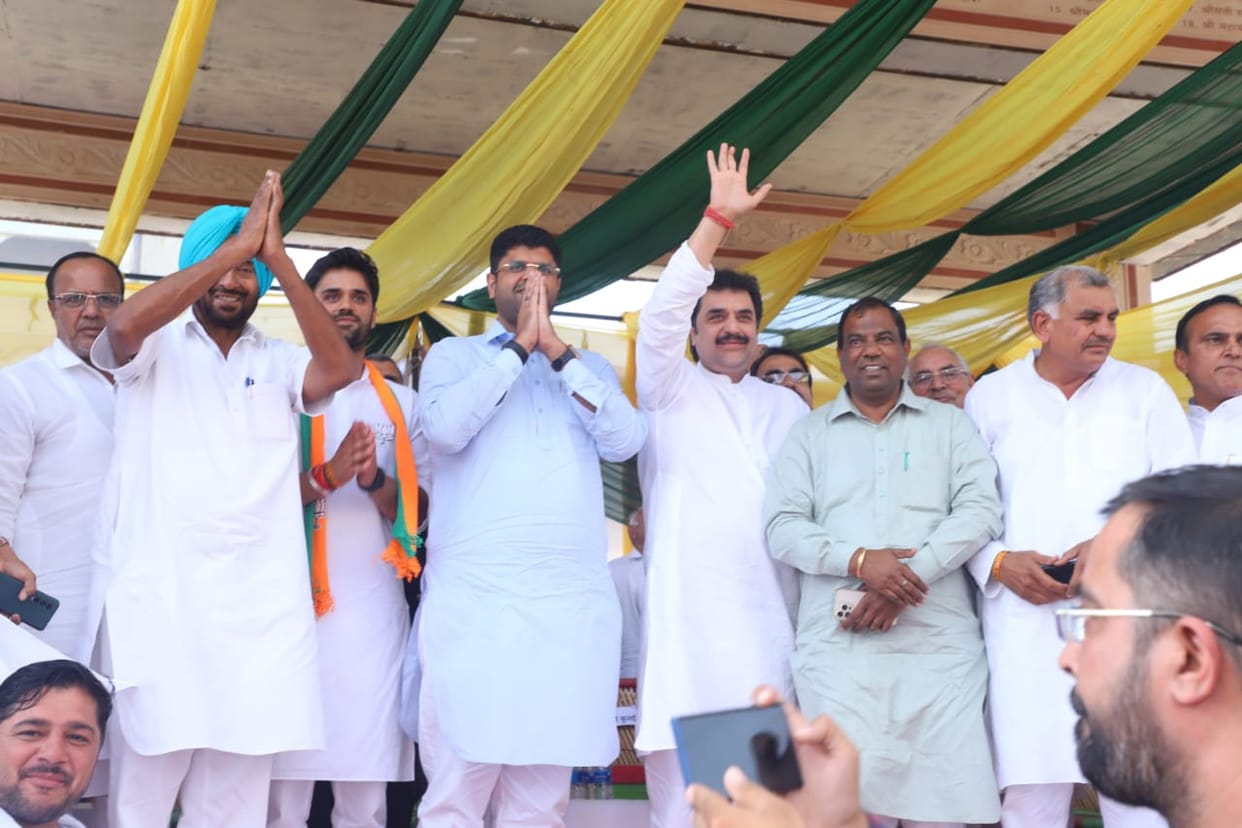 Families of two Lals of Haryana, who were fiercely opposed in politics, came on a stage on Ekta Diwas