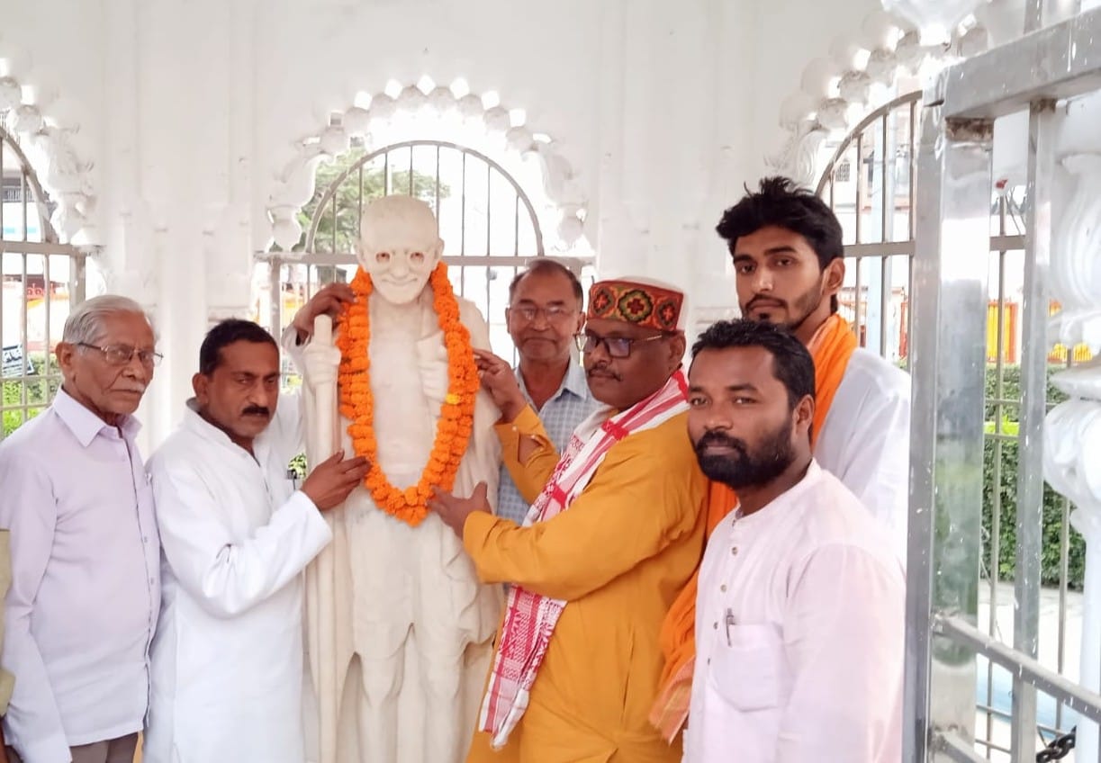 Establishment of Ballia celebrated by cutting a cake