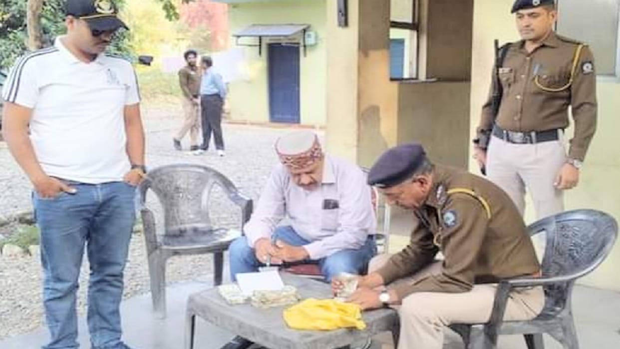 himachal election 2022, Cash worth five lakh rupees seized from the vehicle at the border, 26,856 bottles of l