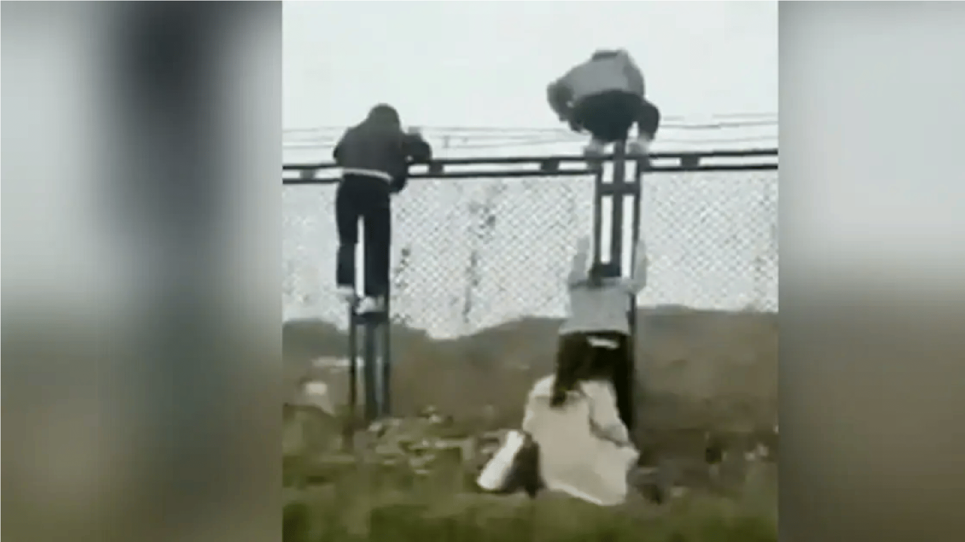 China apple factory workers fleeing away amid Covid hit Zhengzhou