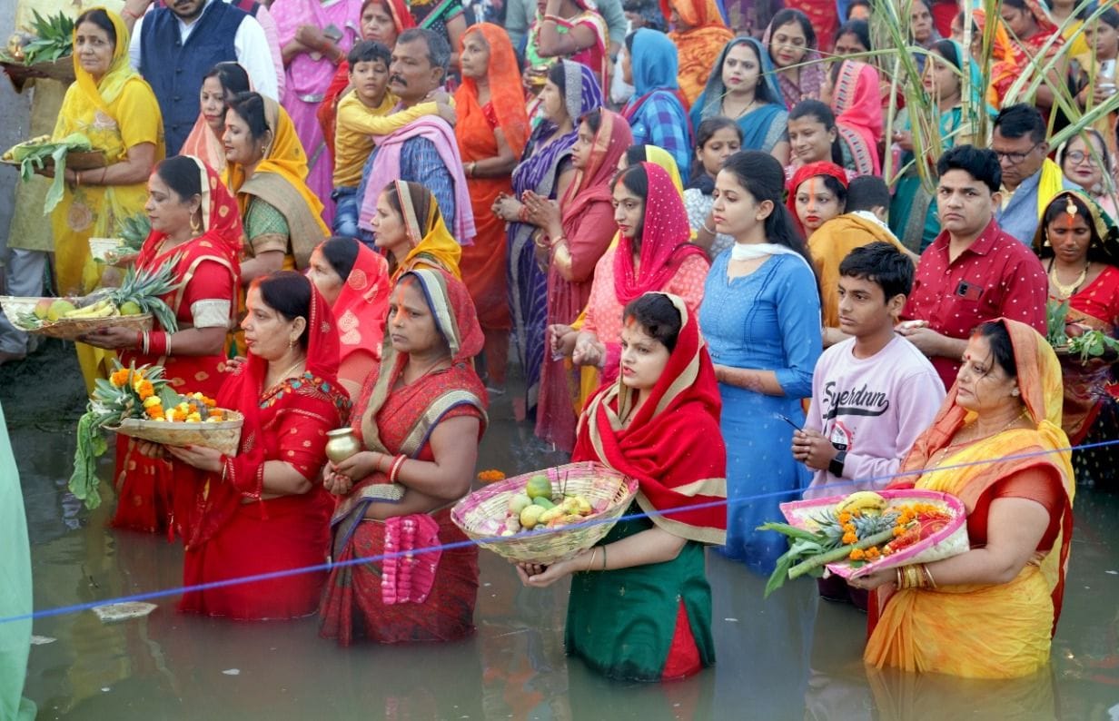 A flood of faith gathered at Belha Devi Ghat, the honeymooners demanded filling from the fasting women