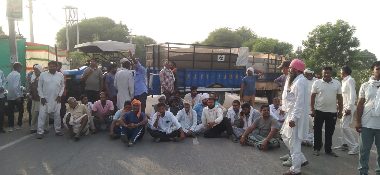 Farmers block Sirsa road for two hours over non-procurement of paddy