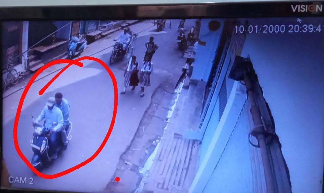 Thief blew away jewelery worth lakhs by giving three thousand advance
