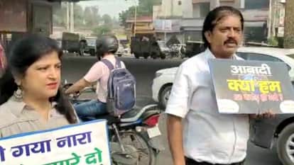 लोगों को जागरूक करता दंपती।