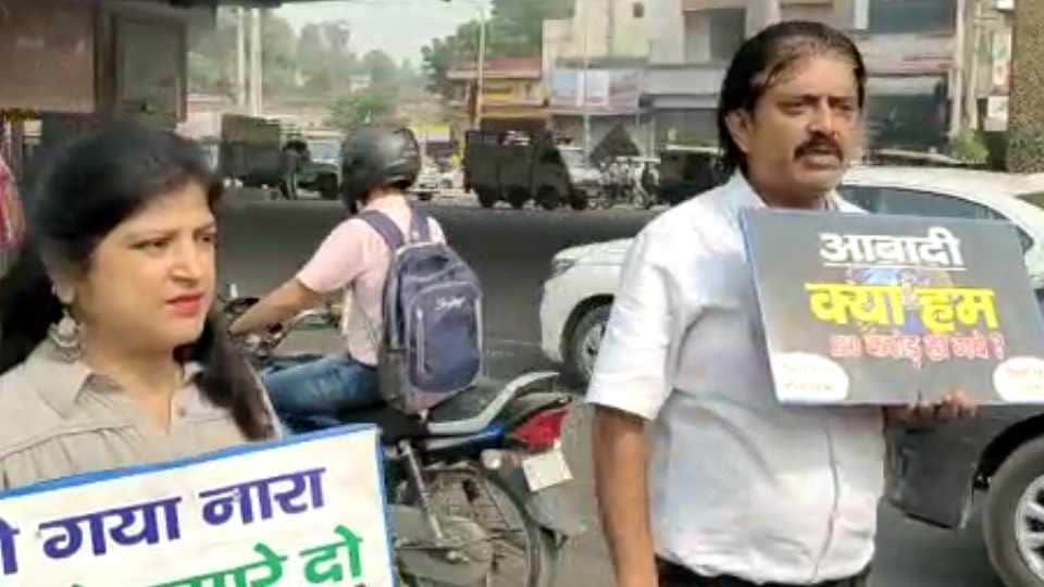 Couple of Meerut doing padyatra to make people aware about population control