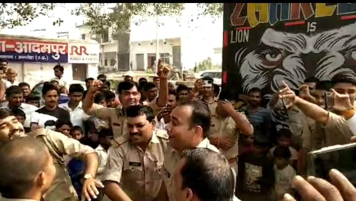 Ho gayi tu bat-bat...but the policemen danced fiercely in the police station