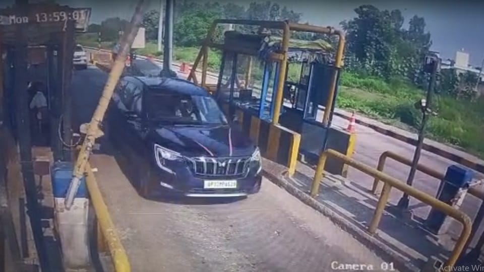 Car broke security cordon of UP minister Sanjay Nishad cavalcade
