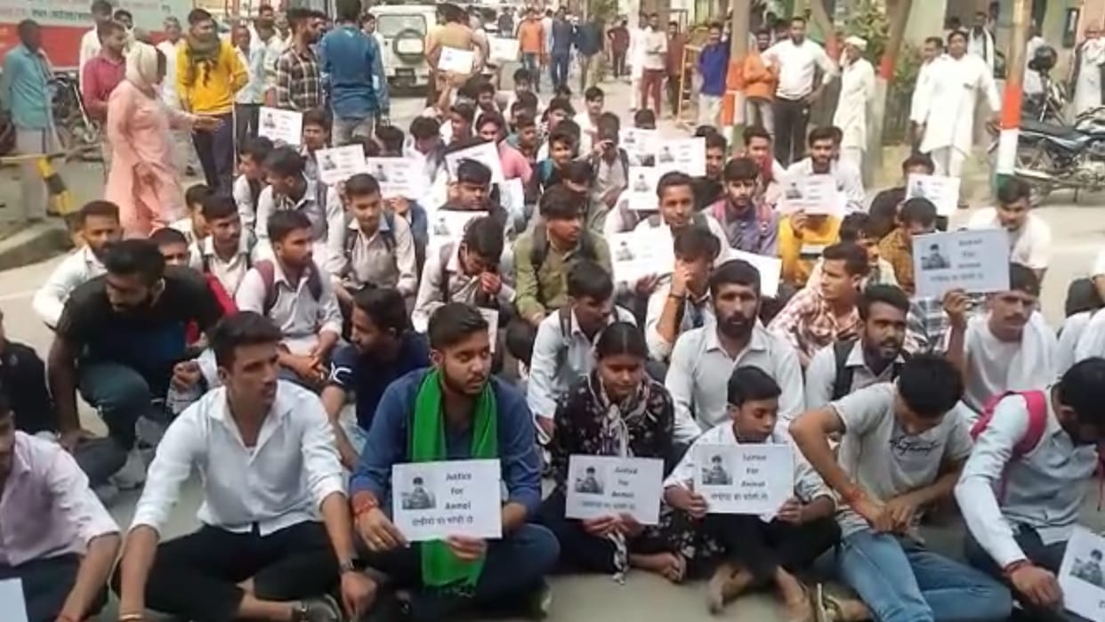 Shamli: Students protest at Collectorate in Anmol murder case, demand for hanging of minor accused