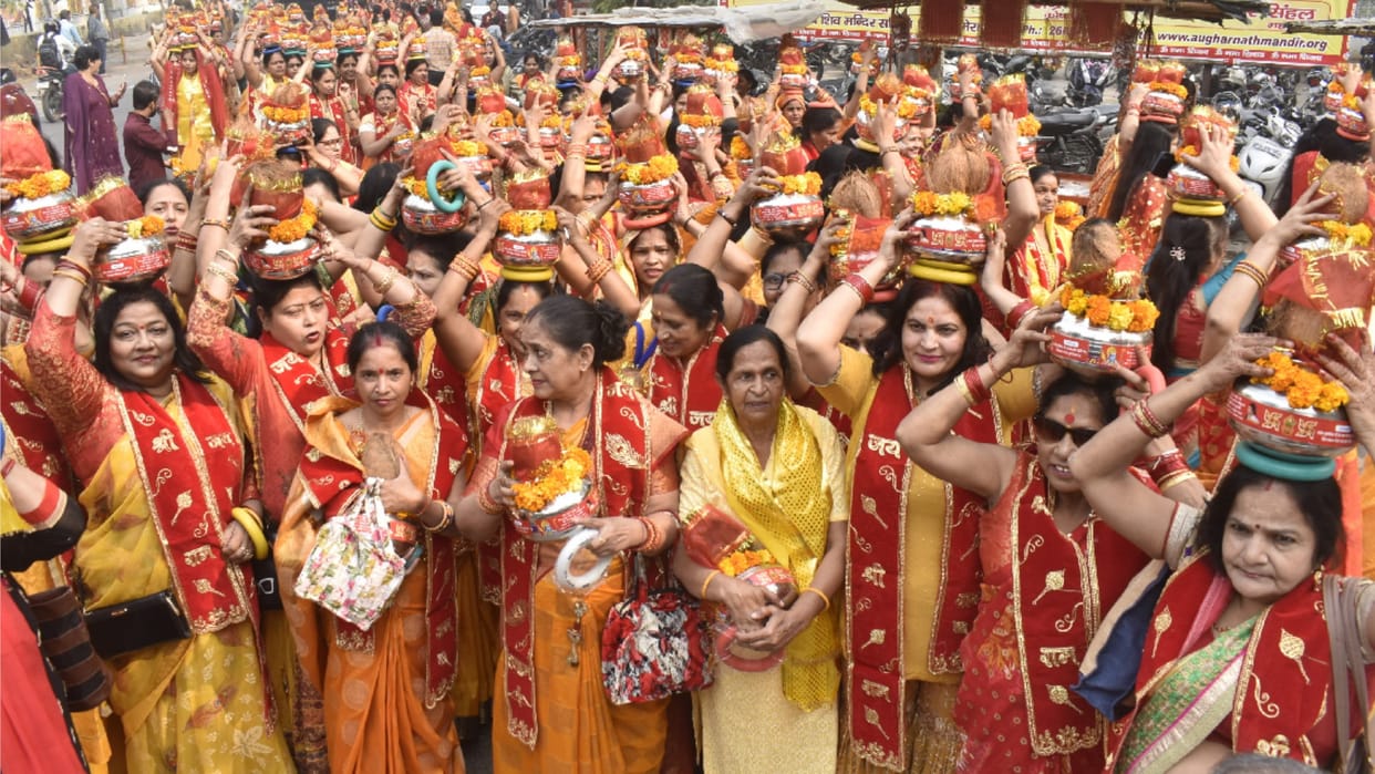 Meerut: Wearing Pitambar, women adorned the temple with 1500 urns from the temple