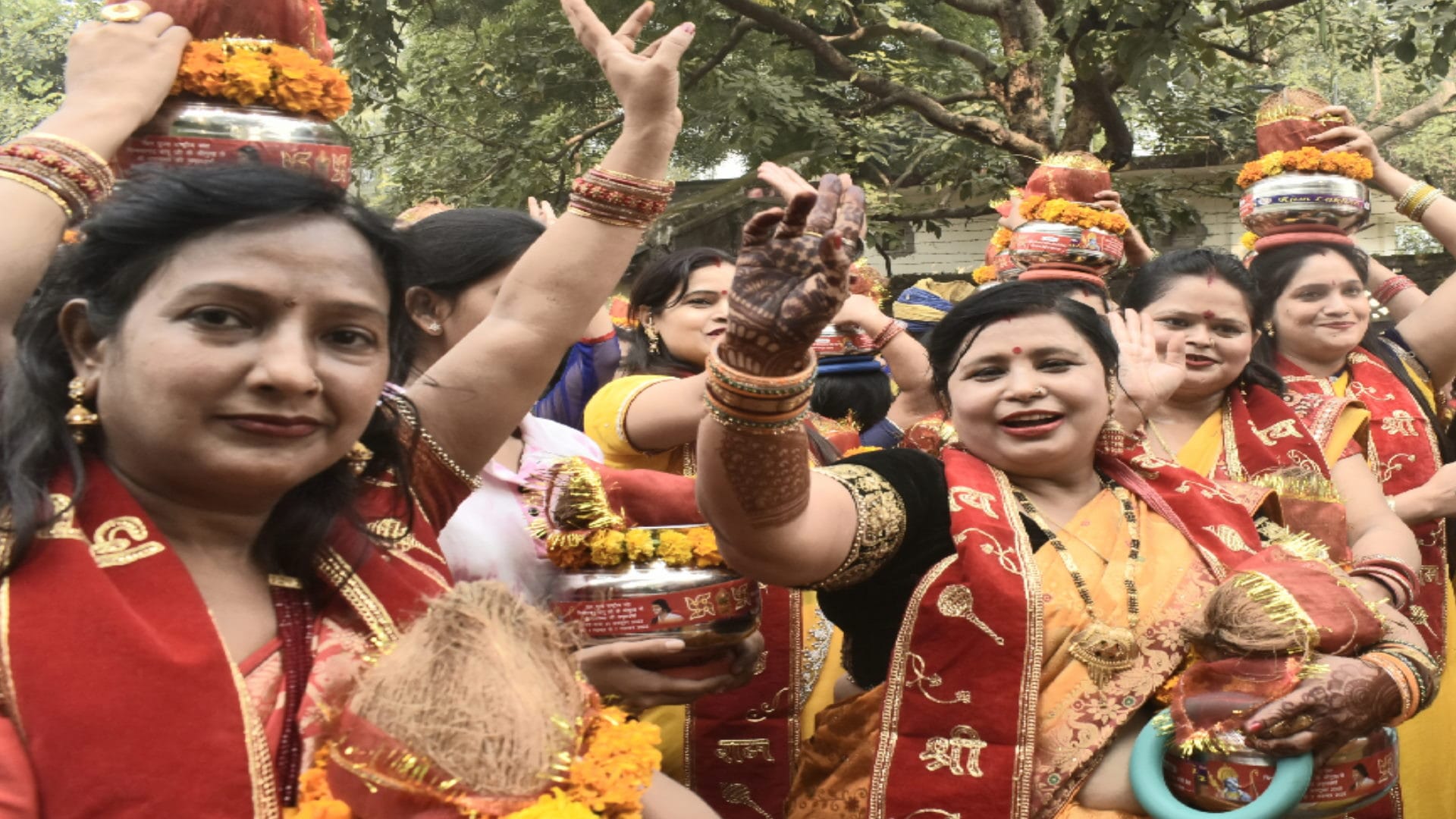 Meerut: Wearing Pitambar, women adorned the temple with 1500 urns from the temple