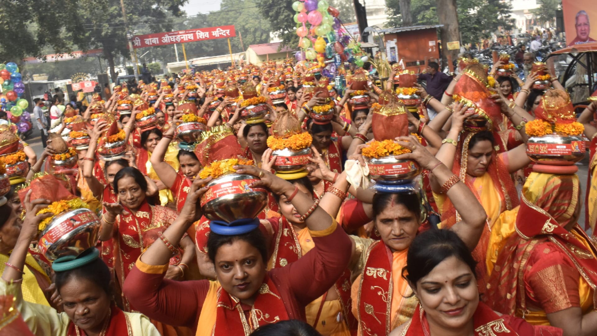 Meerut: Wearing Pitambar, women adorned the temple with 1500 urns from the temple