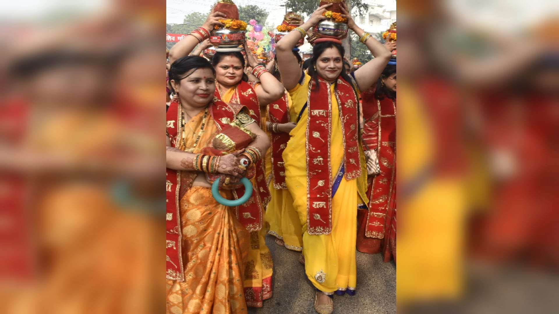 Meerut: Wearing Pitambar, women adorned the temple with 1500 urns from the temple