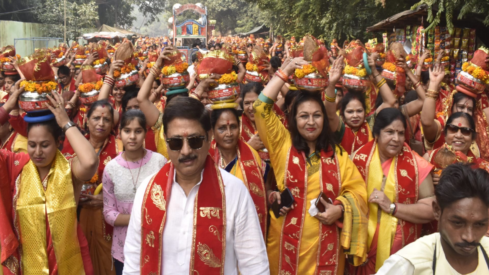 Meerut: Wearing Pitambar, women adorned the temple with 1500 urns from the temple