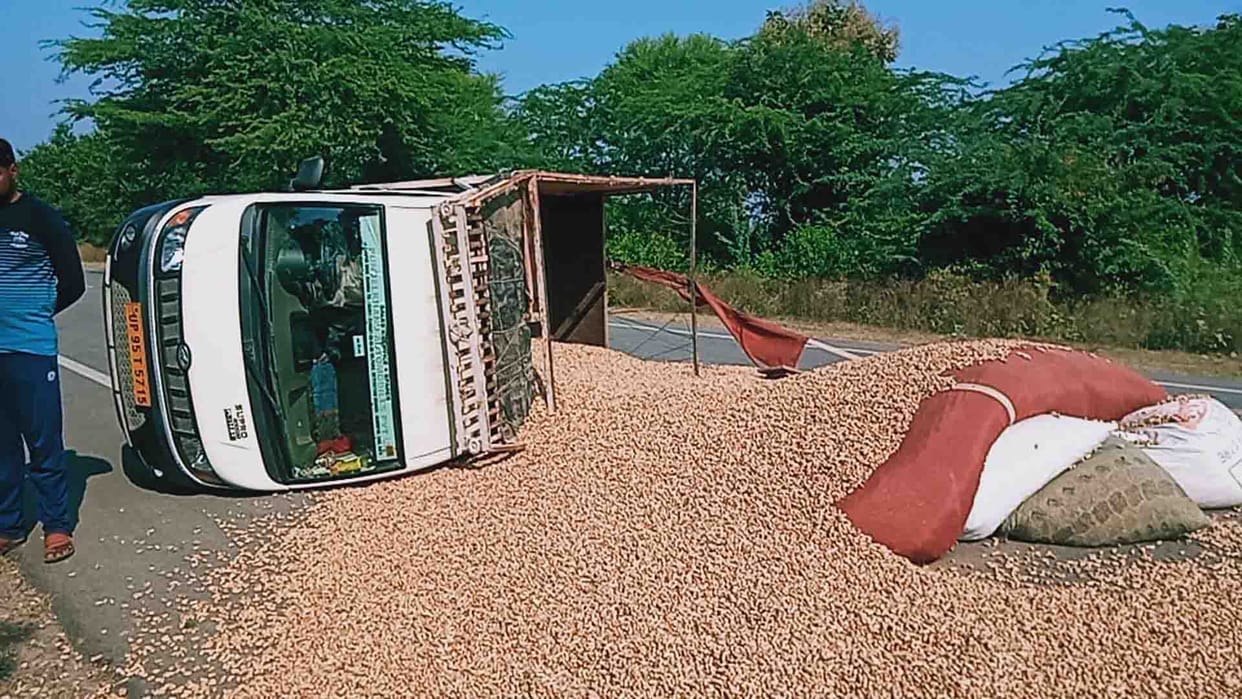 Mahoba: Pickup overturned on highway, farmer died, three injured