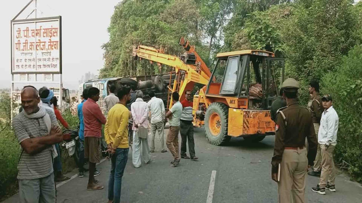 Hardoi News: container full of animals overturns, seven died