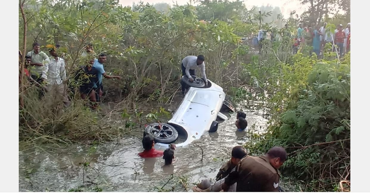 High speed car fell into 10 feet deep pit in Hardoi, painful death of three friends