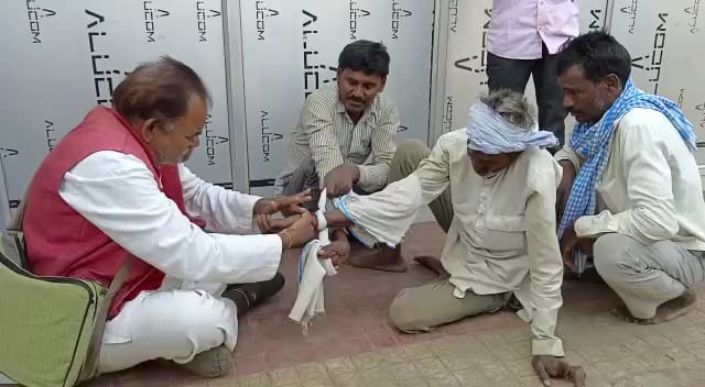 In the hospital of Mahoba instead of the doctor the tantrik treated the patient