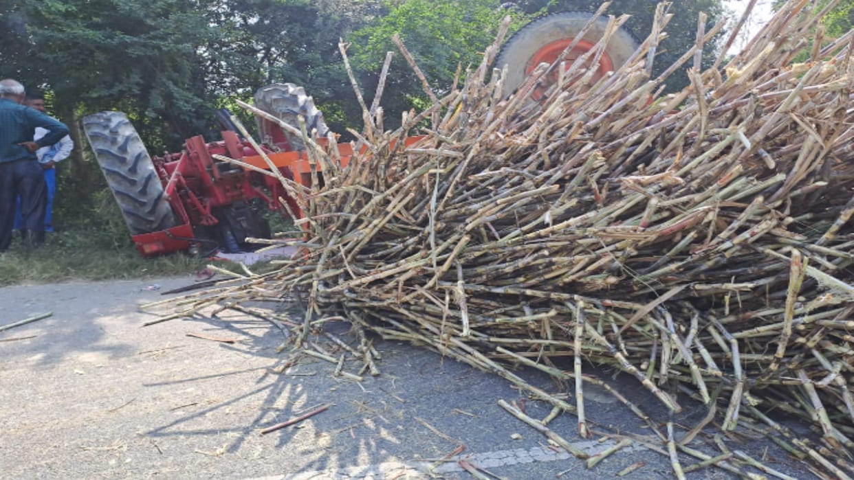 Bijnor: Farmer dies due to overturning of tractor-trolley laden  sugarcane shop owner dies of heart attack