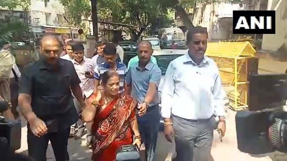 SRA flats scam, Former Mumbai Mayor Kishori Pednekar arrives at Dadar Police Station Mumbai