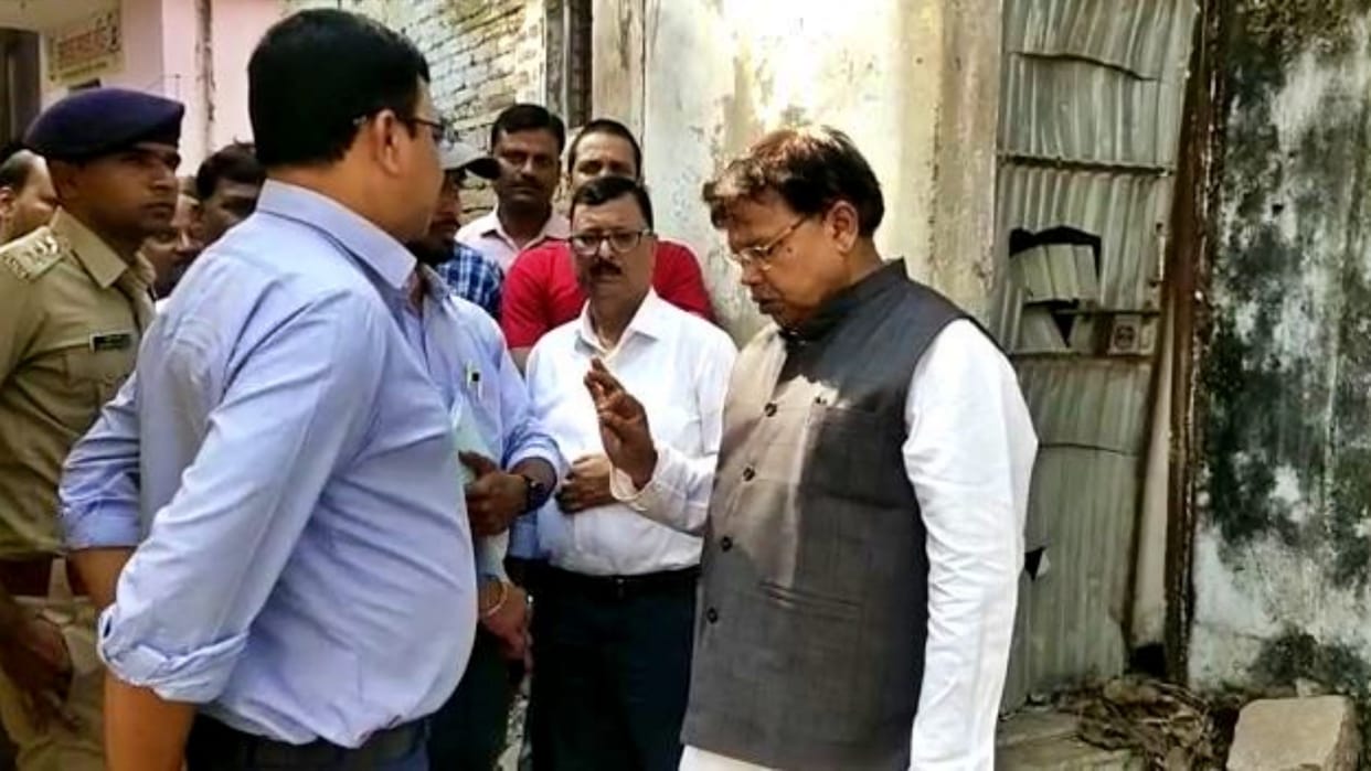 Minister Pradyuman Singh Tomar got officials to write Panchnama on non-construction of roads in Gwalior