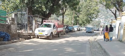 पार्किंग न मिलने के चलते ढालपुर अस्पताल के पास सड़क पर खड़ी गाड़ियां। इससे अकर जाम लग जाता है।